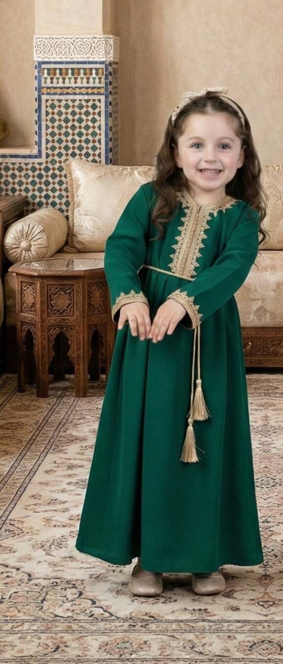 قفطان مغربي للبنات باللون الأخضر والتطريز الذهبي